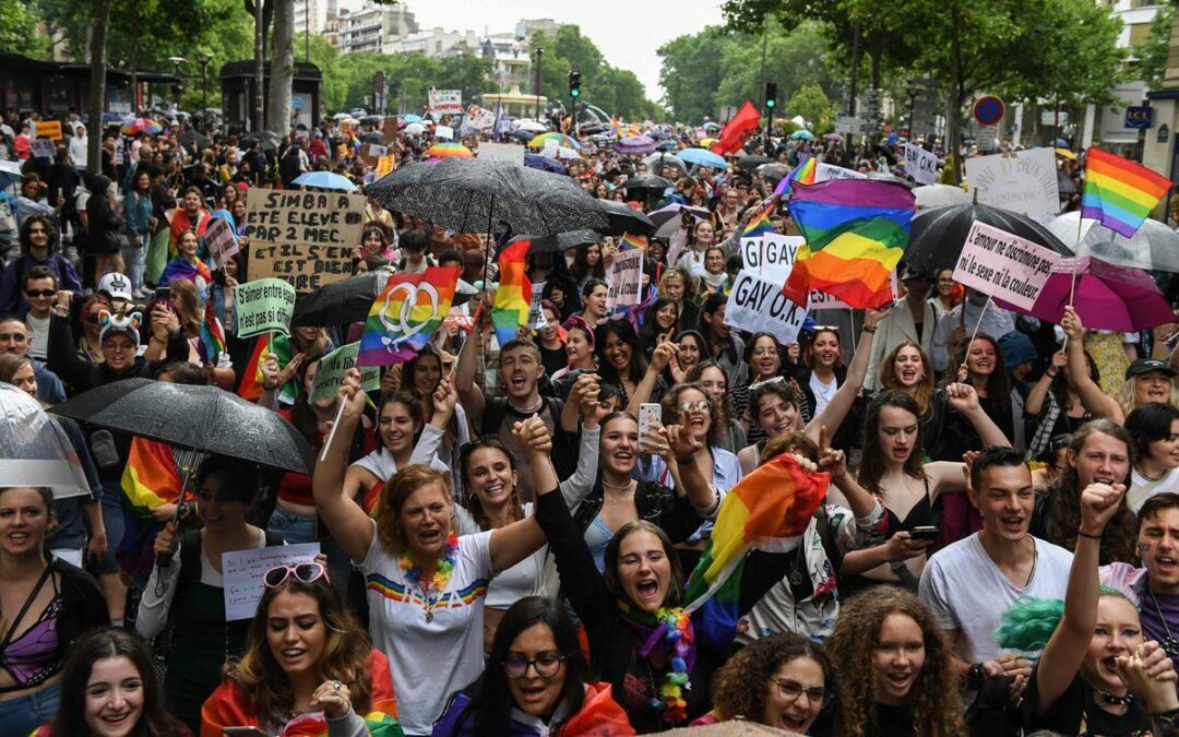 Hundreds demonstrate against LGBT in Turkey
